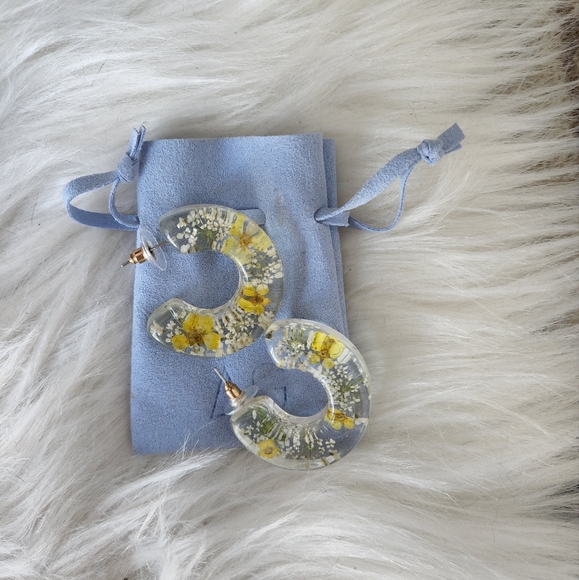 AG Jewelry Jewelry - NEW 🌼 Daisy Acrylic Hoops